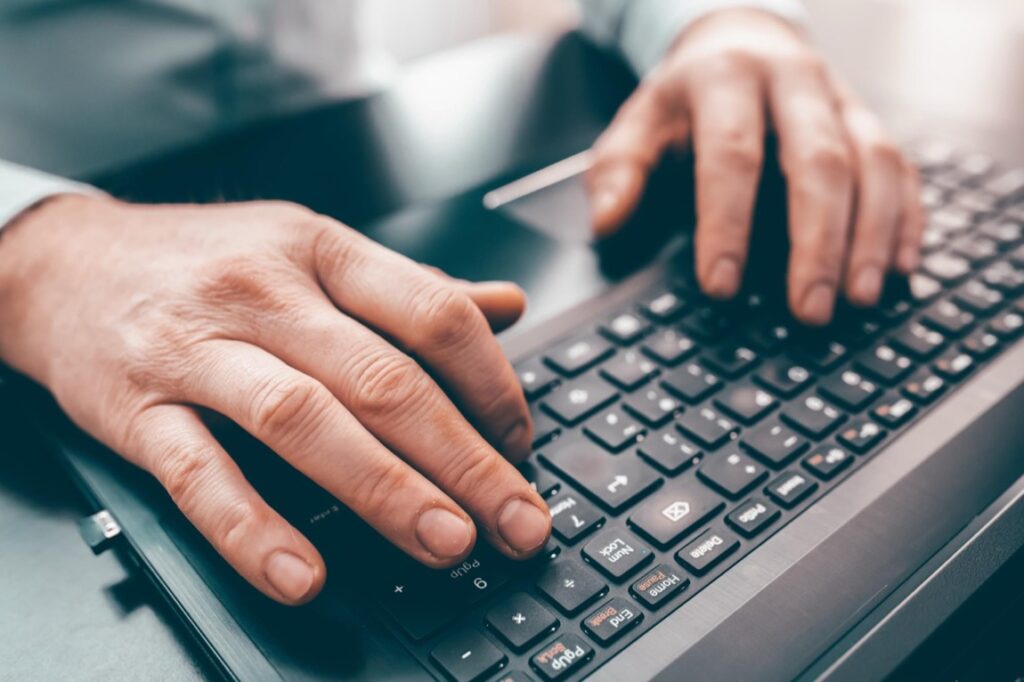 Lenovo ThinkPad L14 Gen 6 Intel to solidny wybór dla specjalistów od DTP i audio szukających niezawodnego narzędzia pracy